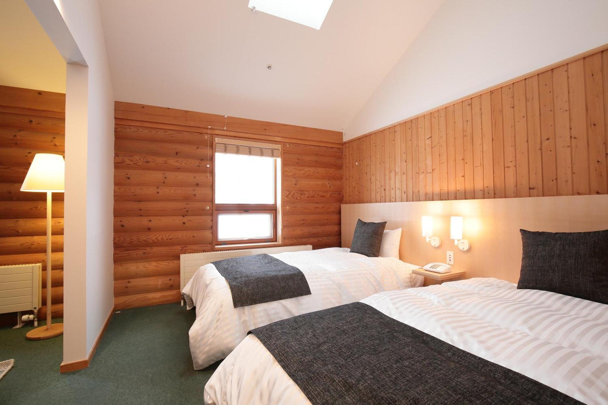 Log Hotel The Maple Lodge Iwamizawa Bagian luar foto